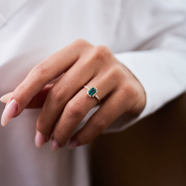 14k Gold Green Baguette Stone Ring