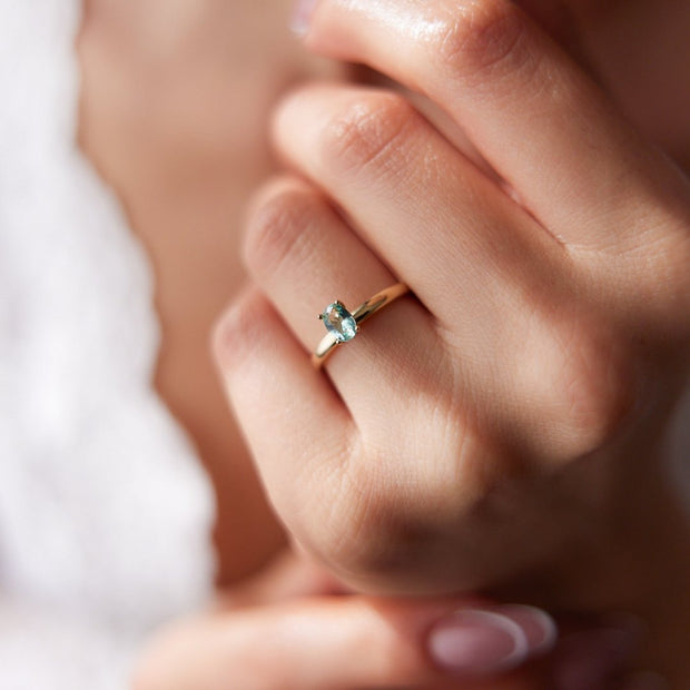 14k Gold Light Green Colored Oval Stone Ring