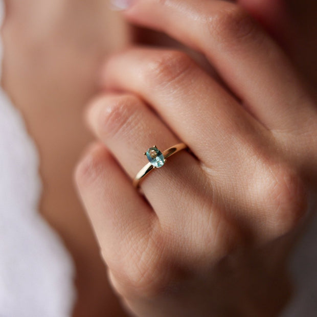 14k Gold Light Green Colored Oval Stone Ring