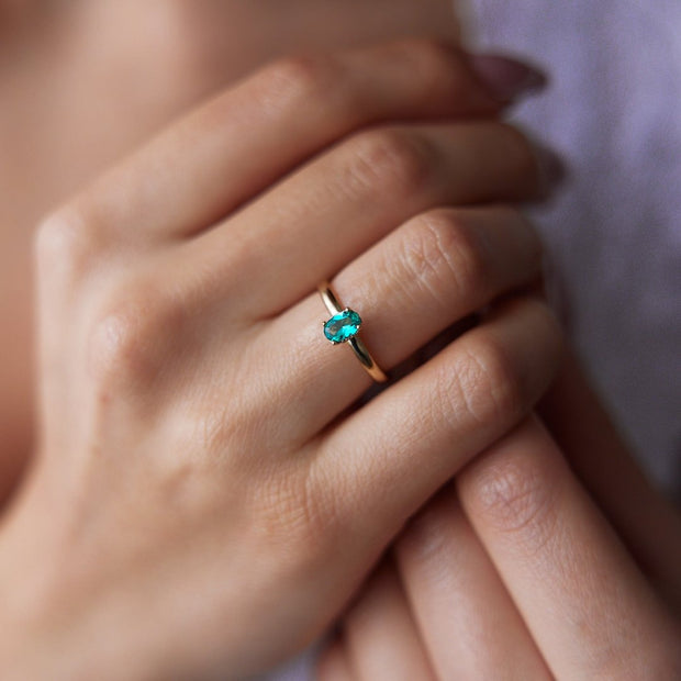 14k Gold Green Stone Oval Ring