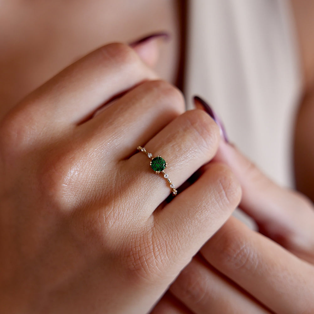 14k Gold Light Green Stone Vintage Ring