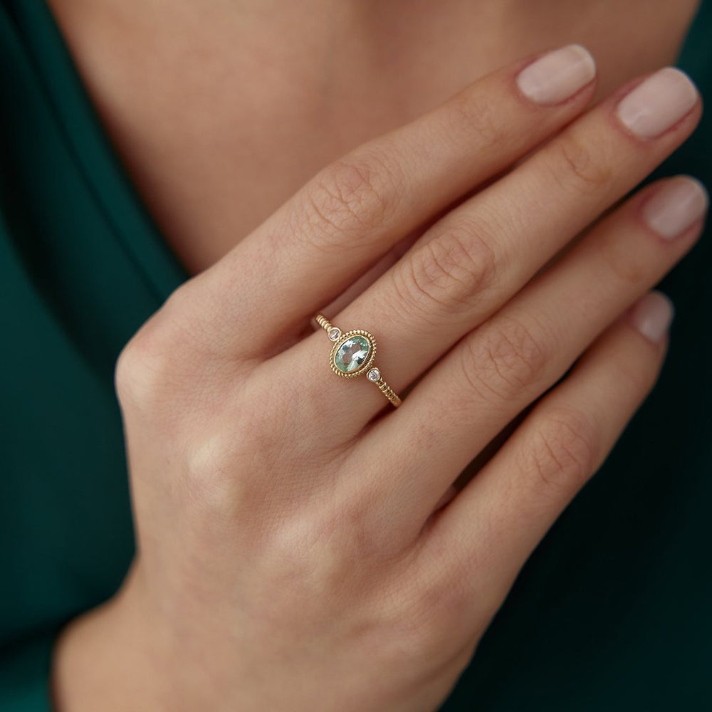 14k Gold Light Green Oval Vintage Ring